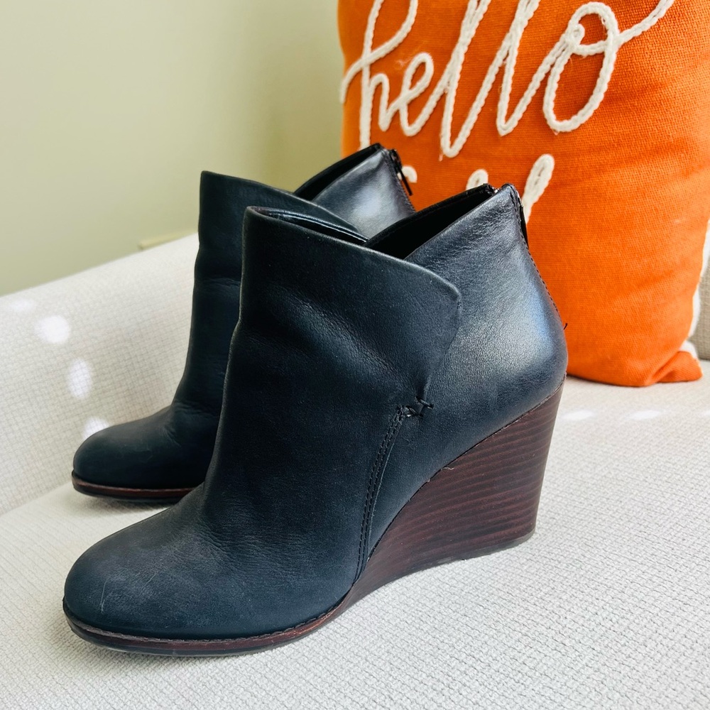 Gianni Bini Elegant Black Leather Wedge Booties • Sz 8 •